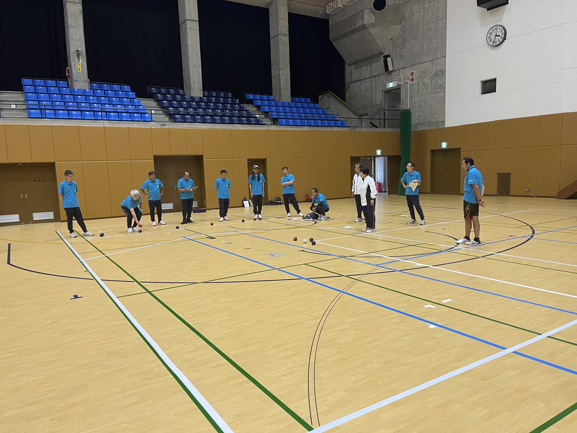 実技を通して審判法や競技運営について学んでいる写真