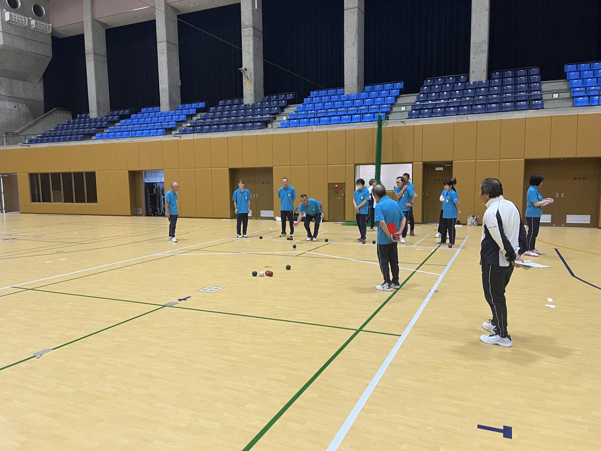 実技を通して審判の仕方を学んでいる写真