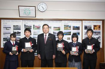 中学生の部、受賞者5名が盾を持って市長と並んで写っている写真