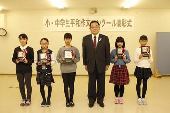 小学生の部、受章者5名が盾を持って市長と並んで写っている写真