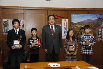 小学生の部入賞者が盾を持って大崎市長と並んで写っている写真