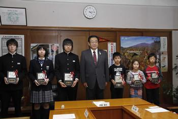 中学生の部入賞者と小学生の部入賞者が盾を持って市長と並んで写っている写真