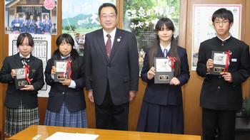 中学生の部入賞者4名が盾を持って市長と並んで写っている写真