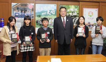 小学生の部入賞者が5名が盾を持って大崎市長と並んで写っている写真