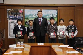 小学生の部入賞者が5名が盾を持って大崎市長と並んで写っている写真