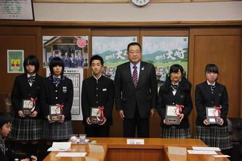 中学生の部入賞者が盾を持って市長と並んで写っている写真