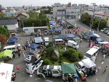 本庁舎前広場に軽トラやテントのお店が設営され、沢山のお客さんで賑わっている古川軽トラ我楽多（がらくた）市場の写真