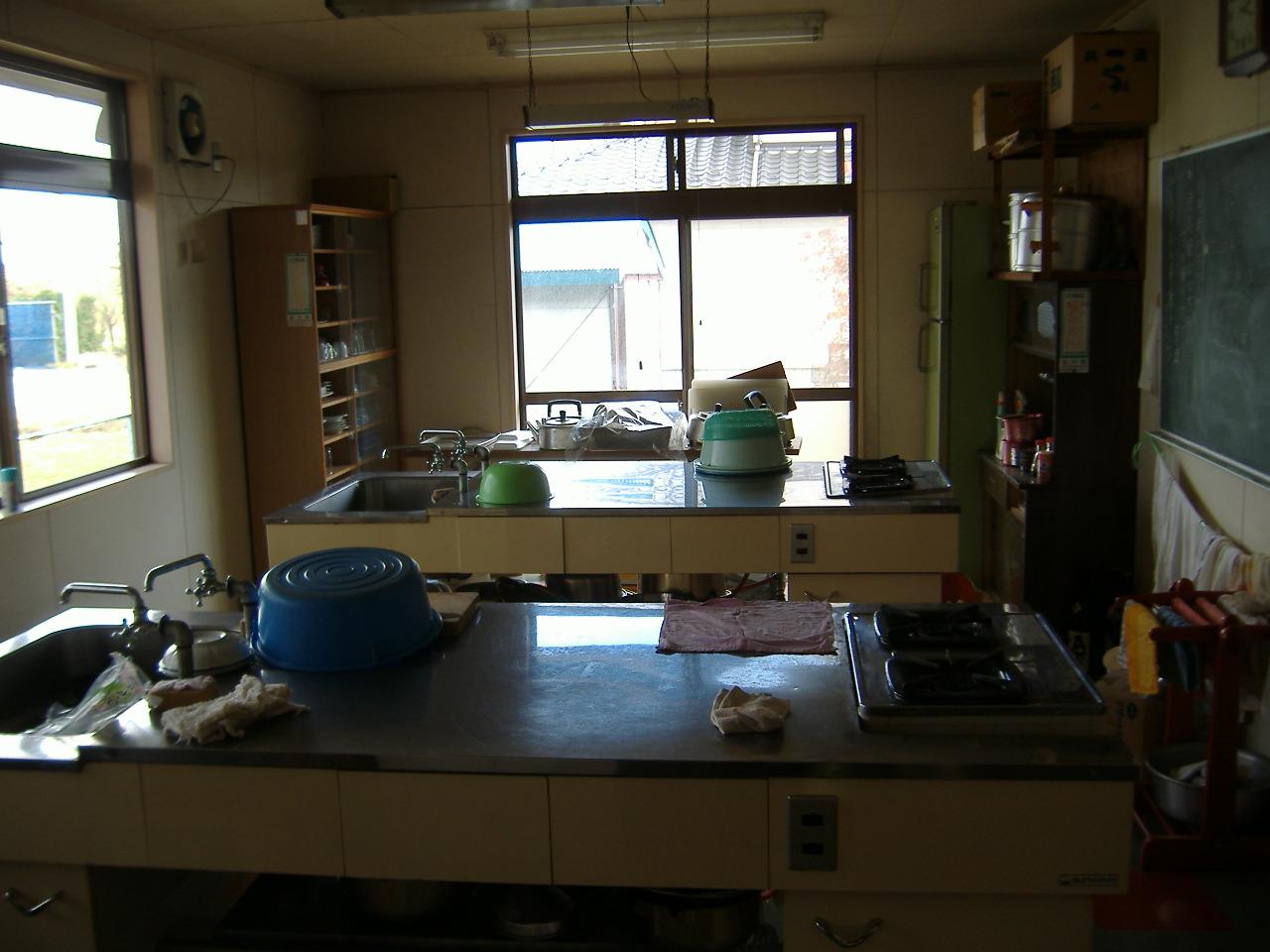 調理台が2台並んで写っている古川志田東部コミュニティセンター調理場の写真