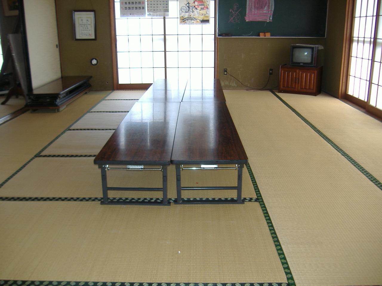 畳が敷かれ中央に長机が設置されている古川志田東部コミュニティセンター和室の写真