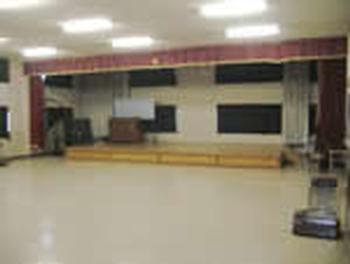 前方に舞台が設置されている古川南部コミュニティセンター大ホールの写真