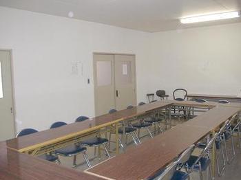 四角に長机が設置されとパイプ椅子が置かれている古川南部コミュニティセンター講義室の写真