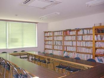 四角に長机が設置されパイプ椅子が置かれており、右側の壁の本棚にたくさんの本が並べられている古川南部コミュニティセンター図書室の写真
