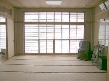 畳が敷かれており、奥の右端にテレビが設置されている古川西部コミュニティセンター和室（小）の写真