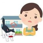 家の前で猫が毛を立たせて怒っていて、女性が腕組をして困っているイラスト