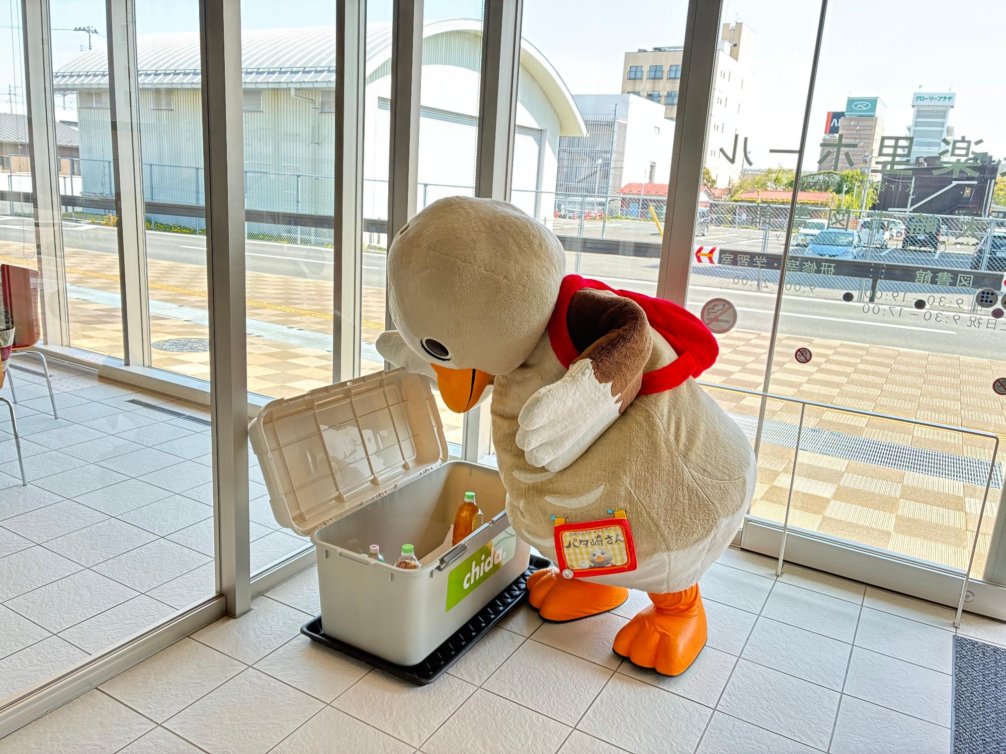 図書館の食用油回収BOXを覗くパタ崎さん