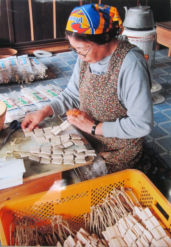 凍り豆腐を作っている写真