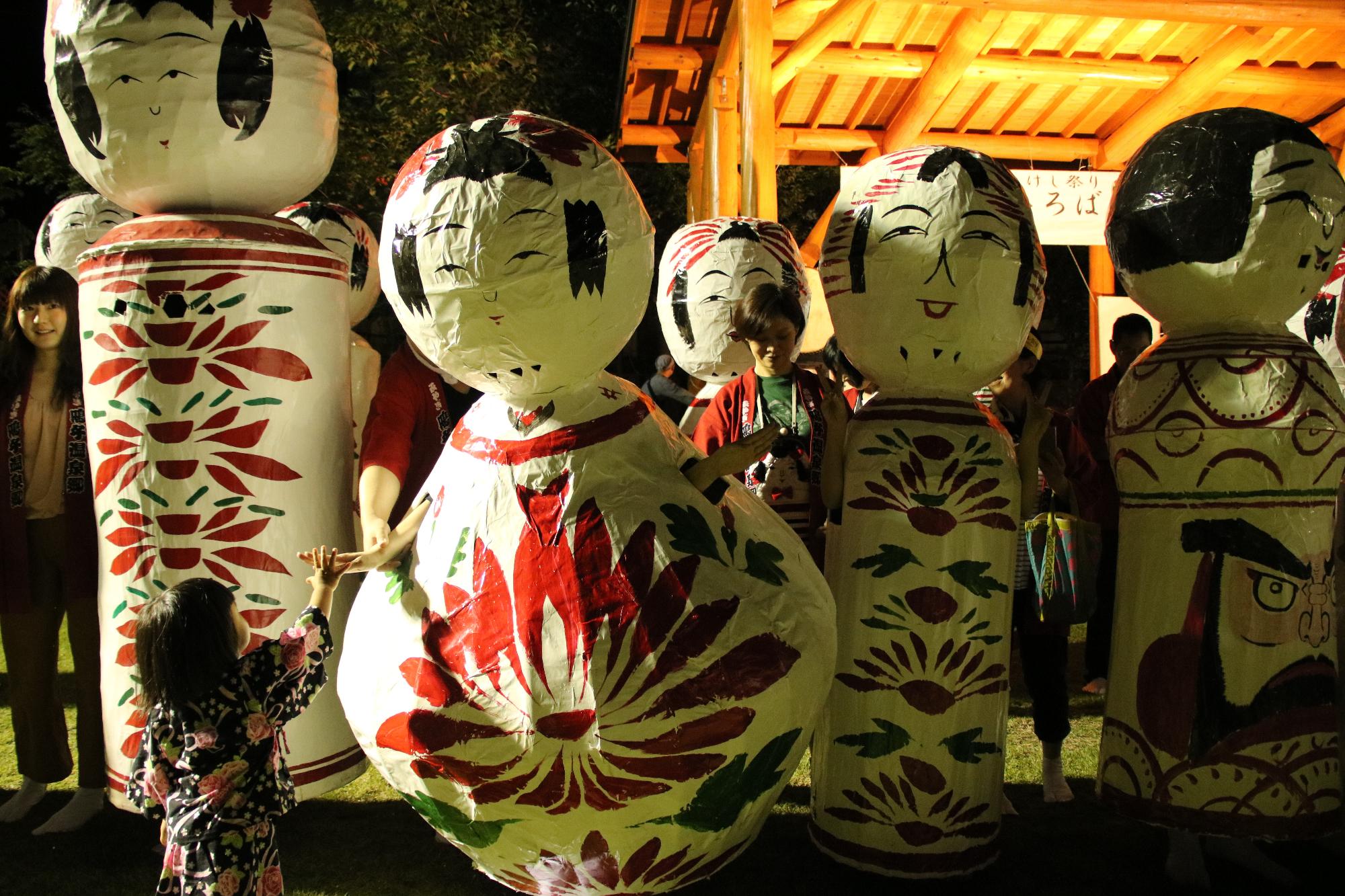 一般部門優秀賞【こけし祭り&ldquo;ハイ、タッチ&rdquo;】