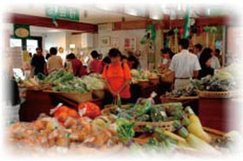 あ・ら・伊達な道の駅の店内でたくさんの野菜を買いにきているお客様達を写した写真