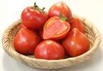 甘くておいしそうなトマトがかごに盛られている写真
