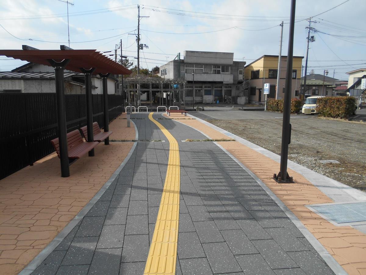 公園中央から川端側をみた写真