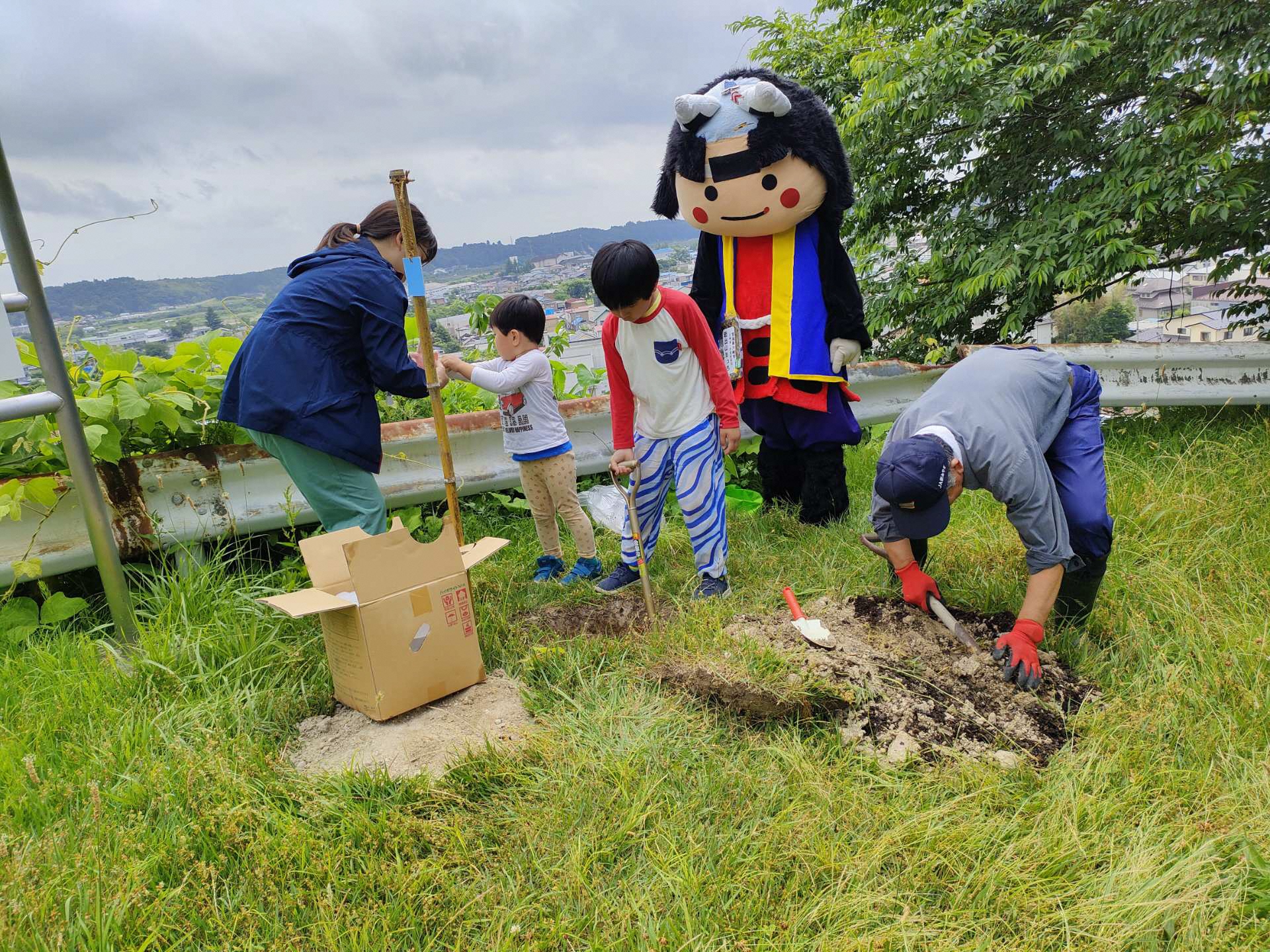 令和7年6月21日 城山公園桜植樹会_作業写真1