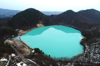 湖面がエメラルドグリーン色になっている幻想的な湖を上空から撮影した写真