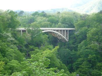 新緑が広がる鳴子峡の写真