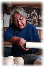 伝統工芸士・菅原和平さんがこけしを作っている写真