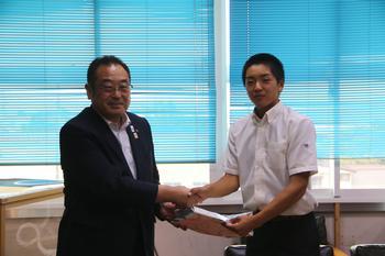 伊藤市長と仙台育英高校千葉蓮主将が握手をしている写真