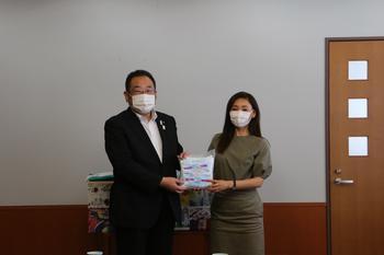 市長とボリジギン・イリナ様がマスクを持って記念写真
