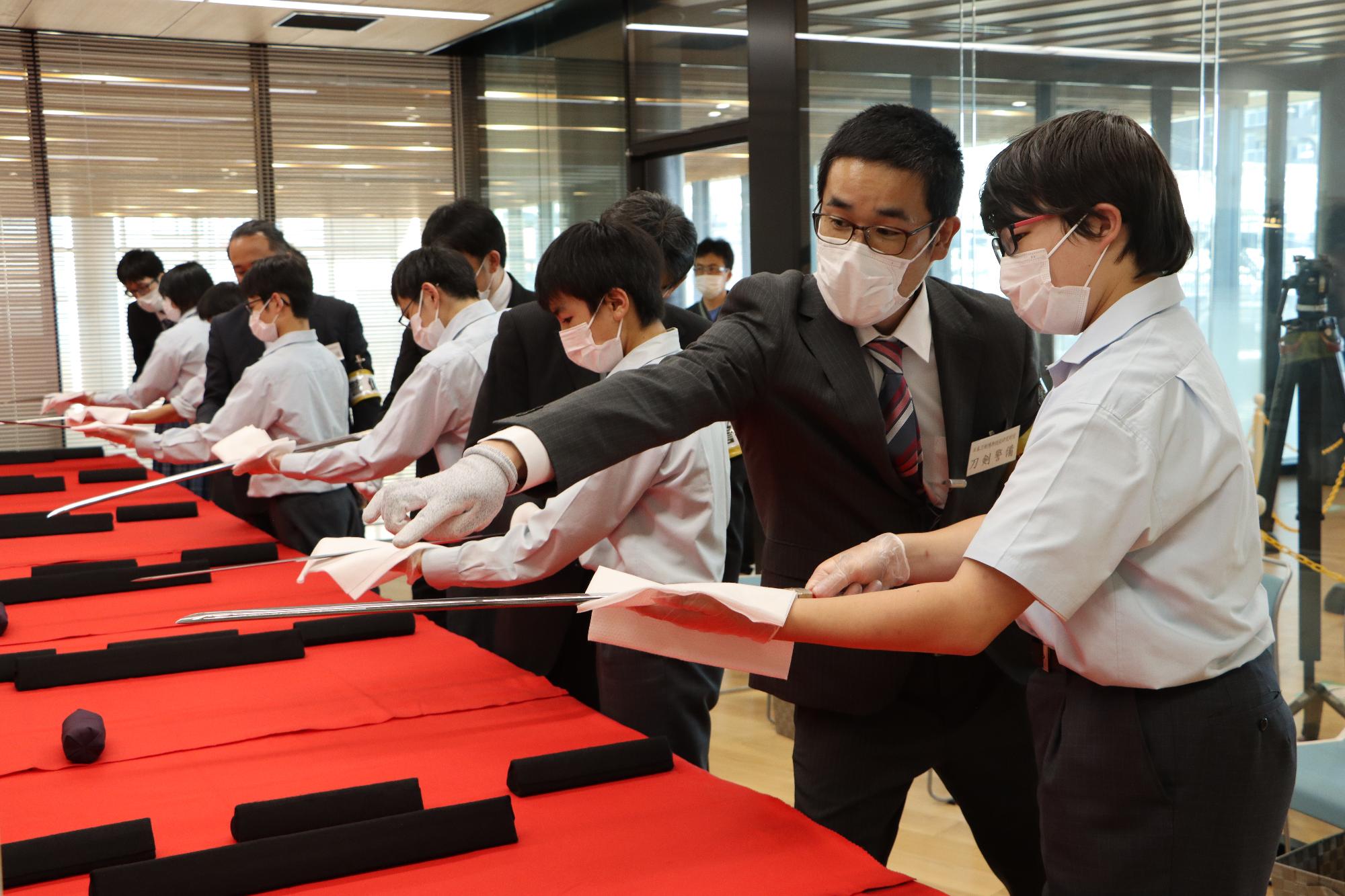 実際に日本刀に触れ、美しさを鑑賞する生徒