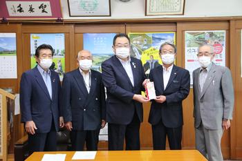 古川古城ライオンズクラブの方4人と市長で支援金が贈呈記念写真