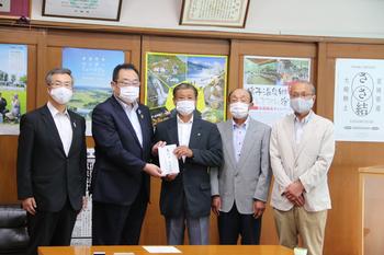 福浦親和会の方4人と市長で支援金を持ち並んで贈呈記念写真
