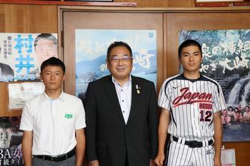 （中央）大崎市長、（右）野球のユニフォーム姿の「宮城仙北ボーイズ」佐藤光成選手、（左）制服姿の横山琉生選手の写真