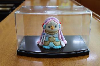 透明ケースに入っている寄贈された「アマビエ人形」の写真