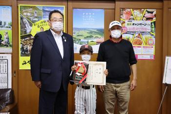 左：伊藤市長、中央：古小タイガース佐々木キャプテンが賞状と表彰盾を持ち、右：鷹觜監督と記念写真