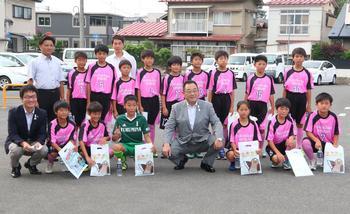 ピンク色のユニフォームを着たFC古川南サッカースポーツ少年団の皆さんと市長の集合写真