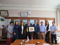 モンゴル国立民族芸術劇院の皆さんと市長が並んで写っている写真