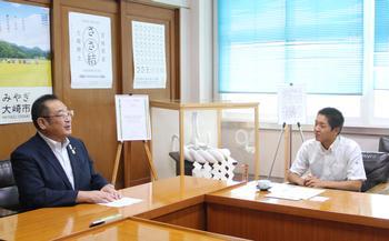 伊藤市長と千葉蓮主将がソファーに腰かけて談笑している写真