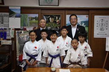 空手の道着を着た子供たち6人と伊藤市長の集合写真