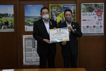 明治安田生命保険相互会社の方と市長で記念写真