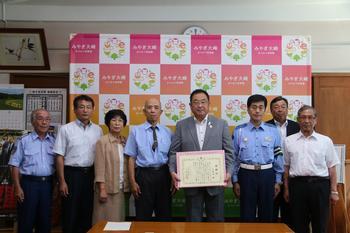 表彰状を手に持っている市長と古川警察署の関係者の方々が並んで写っている写真