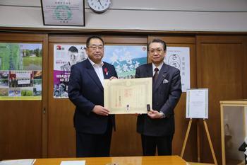 澤口希能氏と市長が賞状を手に持って写っている写真