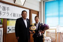 チャンピオンベルトを肩に掛けた藤岡奈穂子チャンピオン（右）と伊藤大崎市長が並んでいる写真