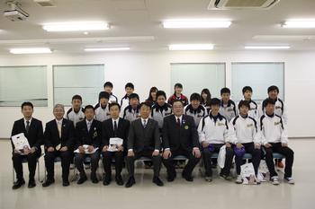 古川高等学校男子ソフトボール部が表敬に訪れた際の集合写真