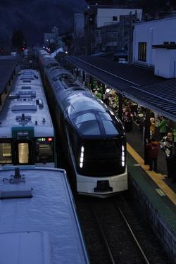 薄暗い駅のホームに最高級リゾート列車「トランスイート四季島」が入ってきている写真（3月19日、JR鳴子温泉駅に到着する四季島）
