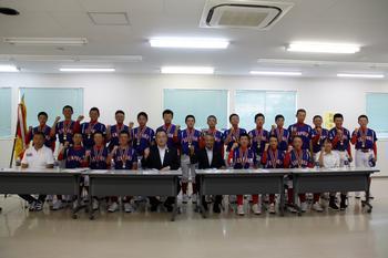 宮城仙北ボーイズの選手たちと大崎市長の集合写真