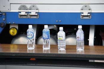 「鳴子の水」など大崎市産の4種類の飲料水のペットボトルが机の上に並べられている写真