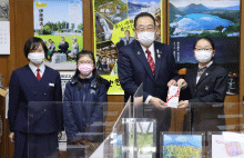 おおさき芸術コンクール受賞者の小学生1名、中学生2名と伊藤市長の集合写真