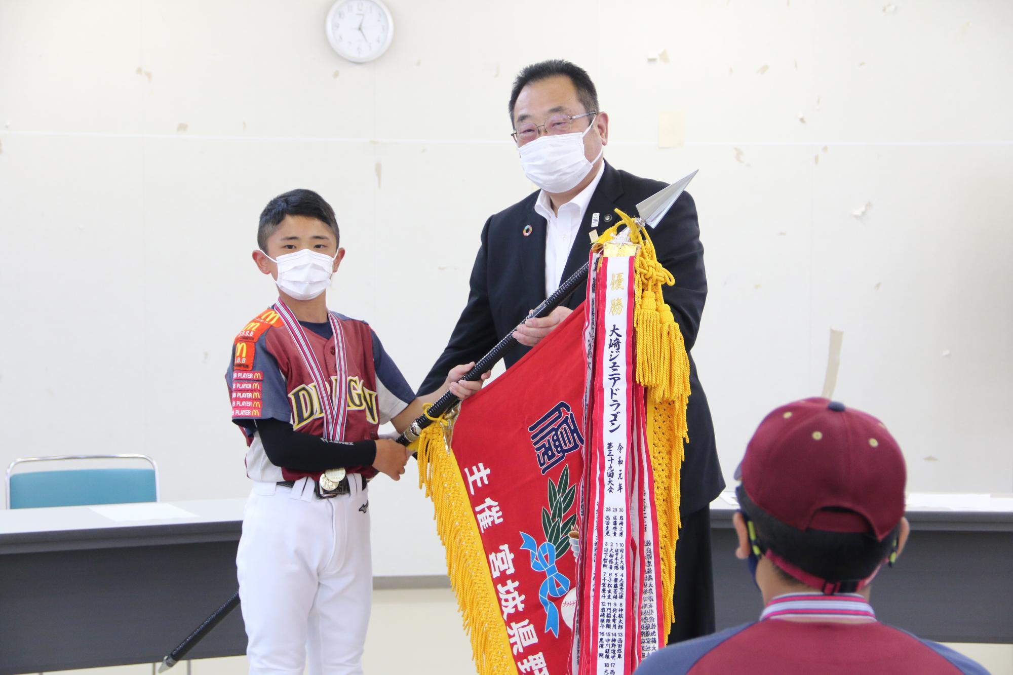 市長とともに優勝旗を紹介